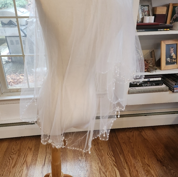 Two tiered elbow length veil with edged beadwork - Picture 2 of 10
